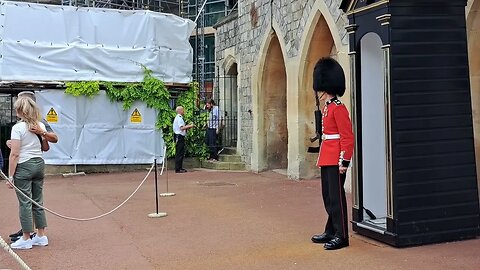 King's guard shouts at the tourist get away from the guard room #windsorcastle