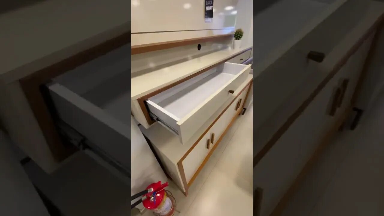 Conheça o Painel para TV Treviso, que traz um design contemporâneo e estrutura completa.