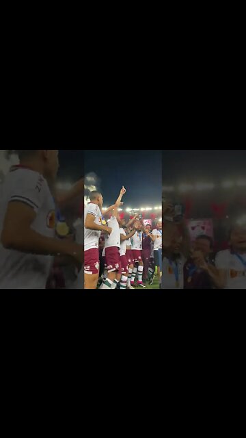 Fluminense levantando o troféu de campeão da Taça Guanabara de 2023
