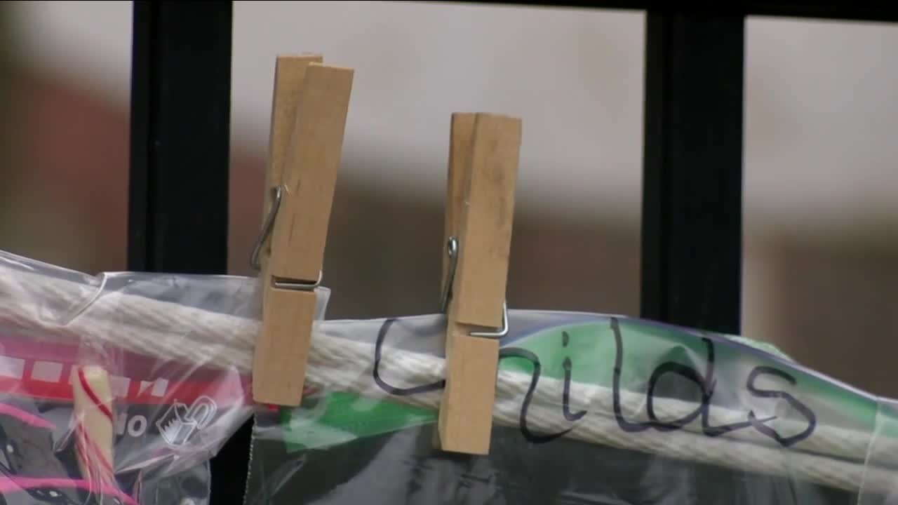 Mitten fence helping hundreds in Buffalo stay warm this winter