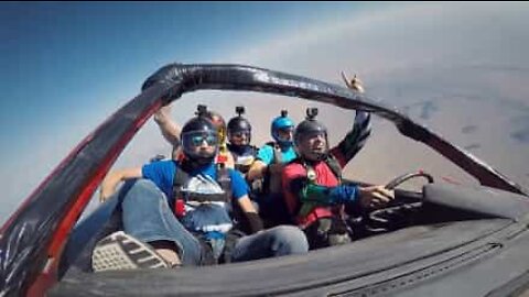 Desportistas realizaram skydive com...um carro