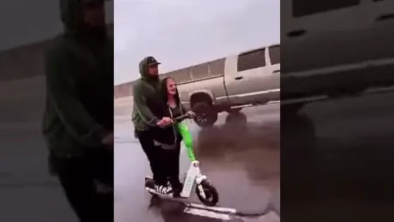 Its Just A Crack Head & Meth Head👀On A Scooter🛴Trying🤔To Get Off The Freeway🤣At Washington Street🤪🍺😎