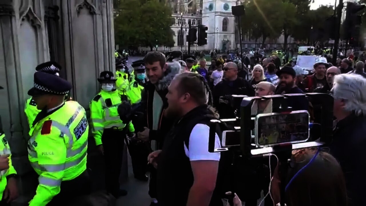 PROTESTER SINGS A RUDE SONG TO THE POLICE😄🤣😄🤣😄🤣 #UNITEFORFREEDOM