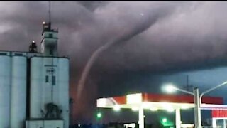 Une puissante tornade traverse le Kansas