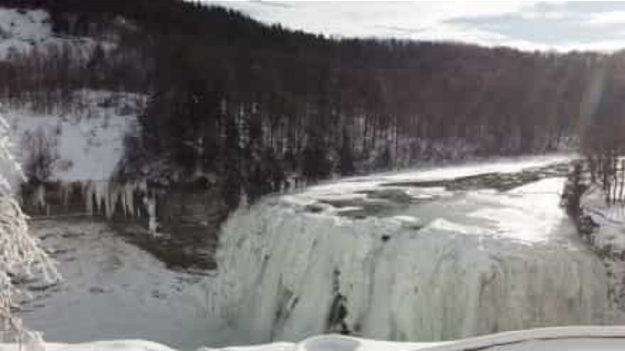 Drone capta cascatas congeladas em Nova Iorque