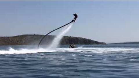 Acrobacia em flyboard não corre da melhor forma