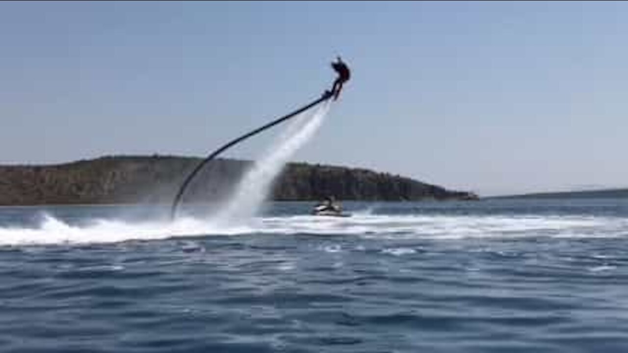 Acrobacia em flyboard não corre da melhor forma