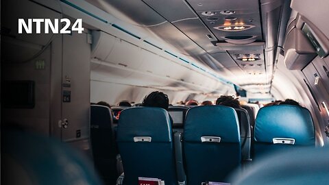 Indignación por video de una niña que fue encerrada en el baño de un avión porque lloraba demasiado