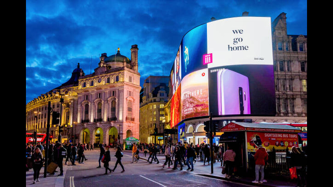 London England / piccadilly circus night time