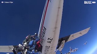 217 parachutistes battent le record du monde de saut simultané