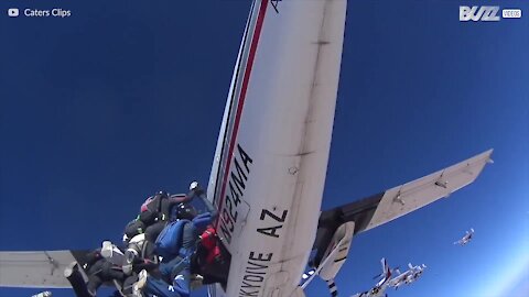 217 parachutistes battent le record du monde de saut simultané