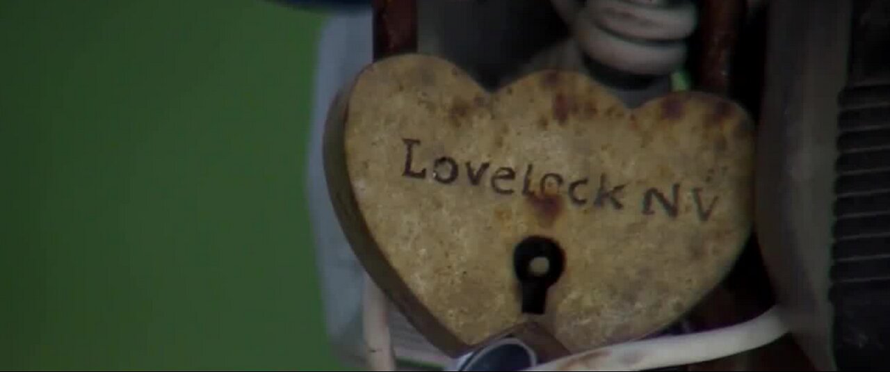 'Love lock bridge' tradition comes to Lovelock, Nevada