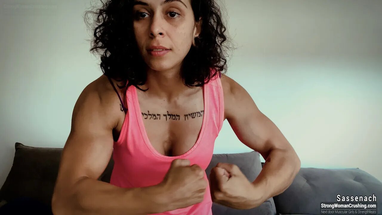 Sassenach flex her goddess muscles and captivate the men who love to watch muscular women!
