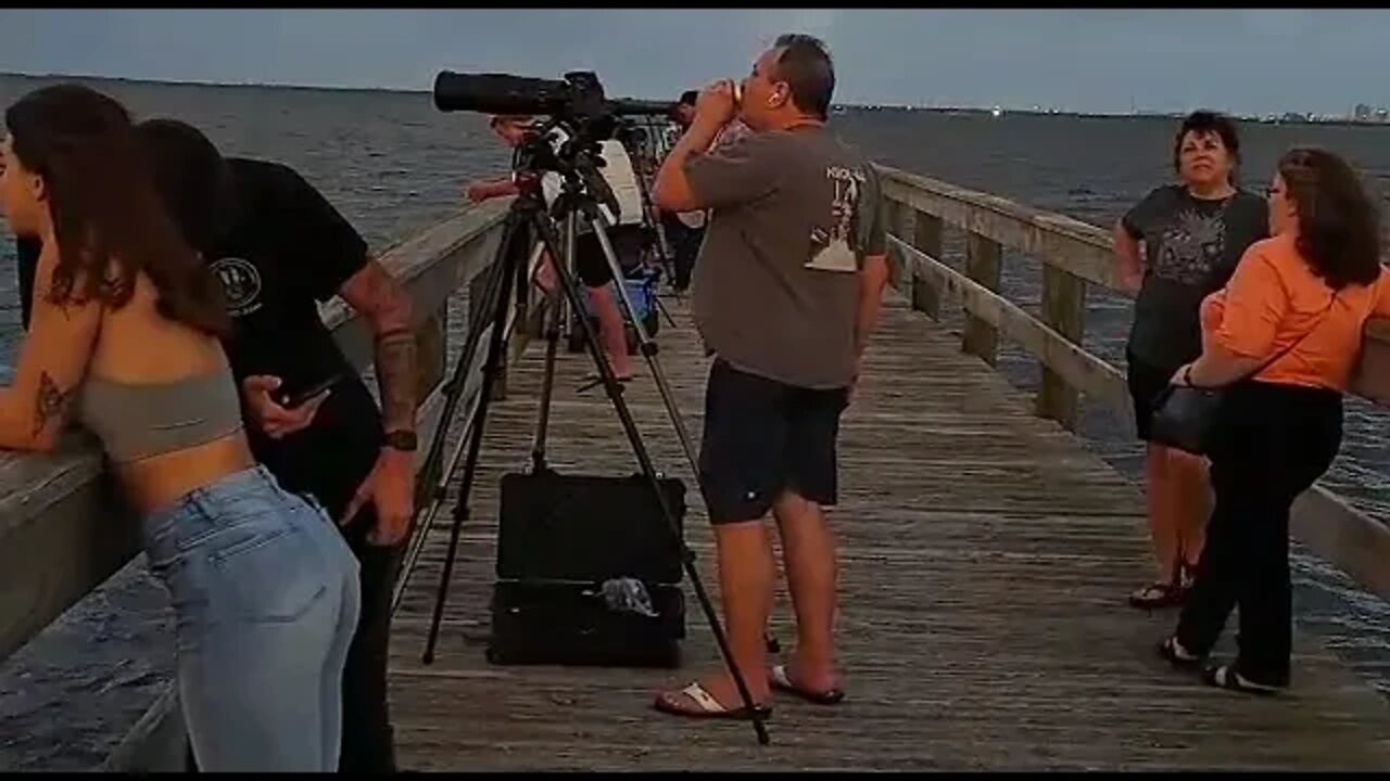 Esperando el despegue del SpaceX Falcon 9 En Cabo Cañaveral, Florida