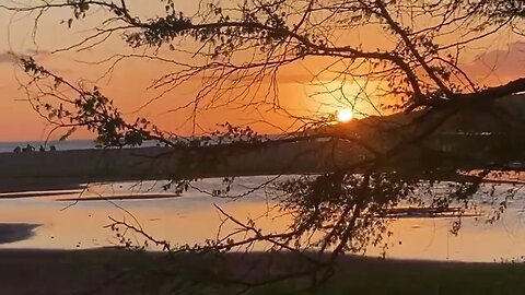 A MAGNIFICIENT IMPROMPTU LIVE SUNSET HANAPĒPĒ SALT PONDS BEACH PARK FOR A GOLDEN SUNSET