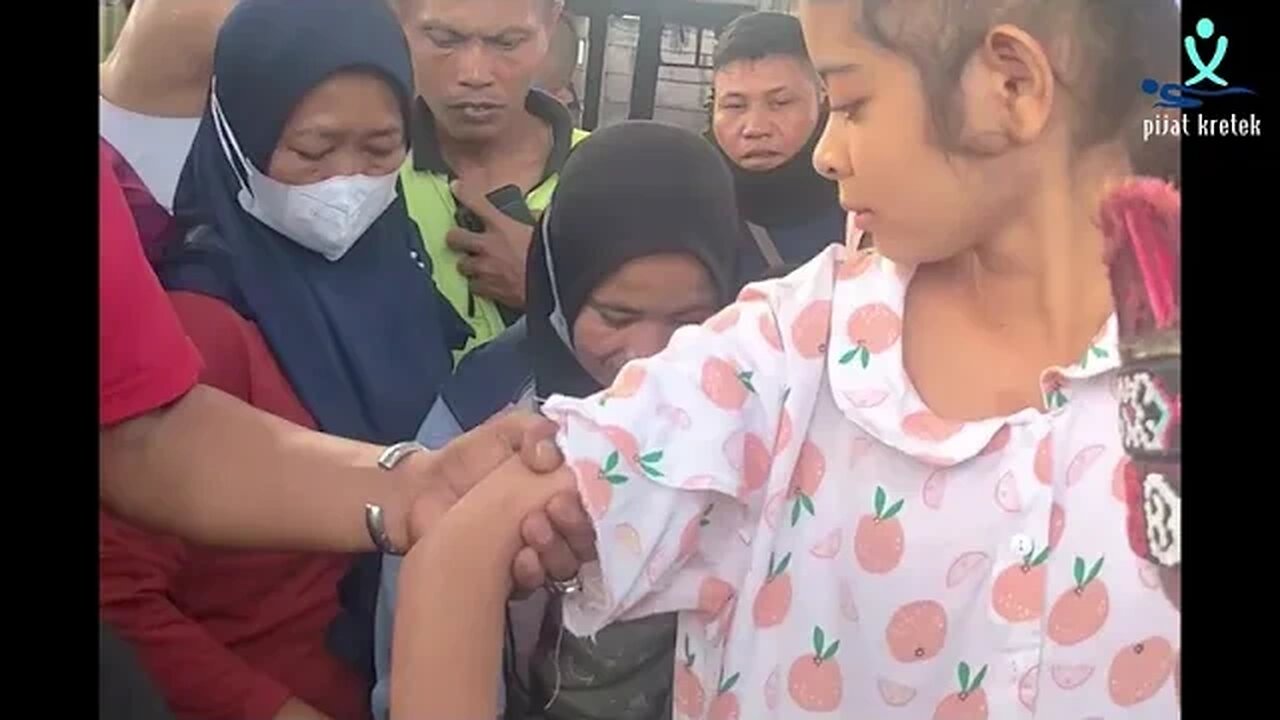 Pengobatan Ibu Ida Dayak | putri ini sudah bisa diajak berjalan