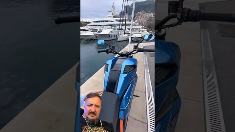 Mais uma moto cara de ligar na tomada