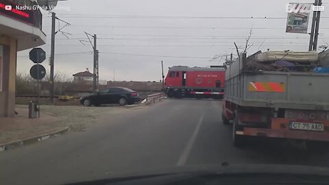 Un conducteur de train prend sa pause café sur un passage à niveau