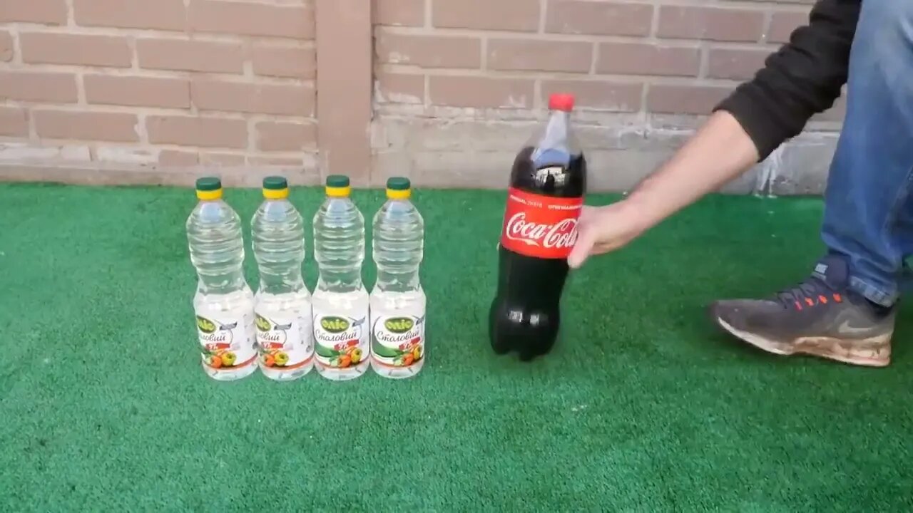 Experiment Giant Coca Cola Balloon VS Mentos-7