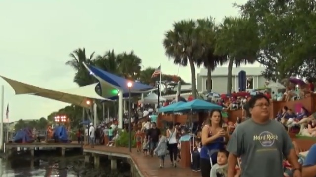 Crowd celebrating 4th concerned about St. Lucie River & algae blooms