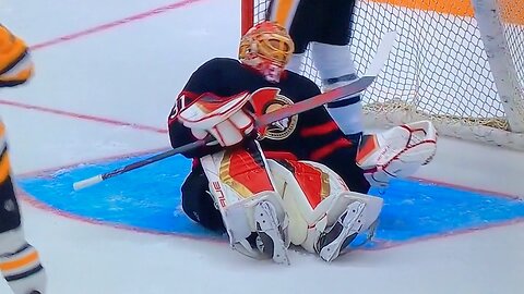 Senators G #31 Anton Forsberg flashing his glove hand skills.