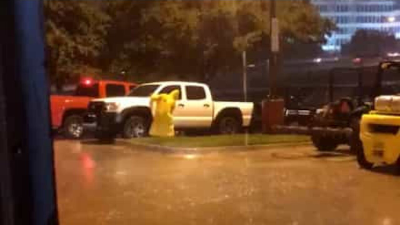 Il profite de la pluie pour laver sa voiture