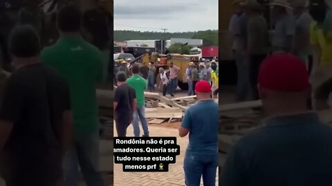 prf tenta tirar agricultores de bloqueio