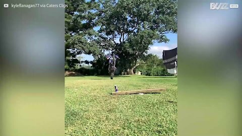 Jovem faz truque impressionante com a sua mota