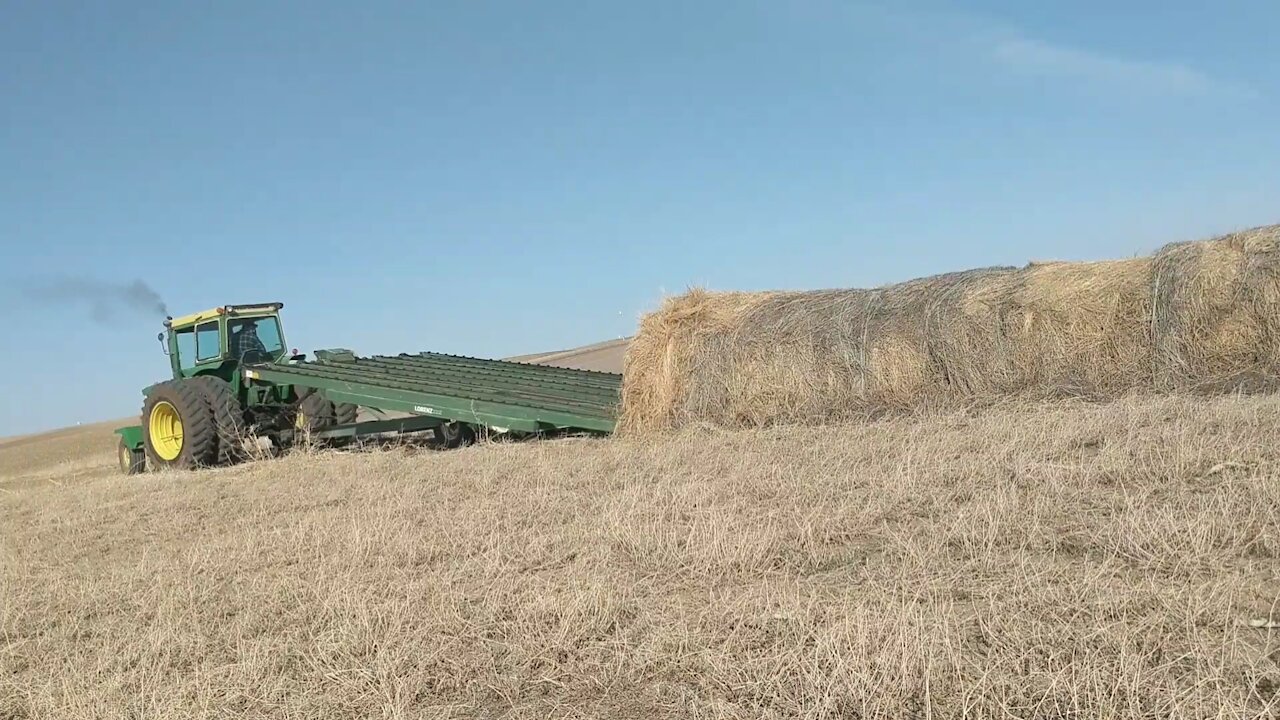 Lorenz hay mover loading bales. Super quick and easy.