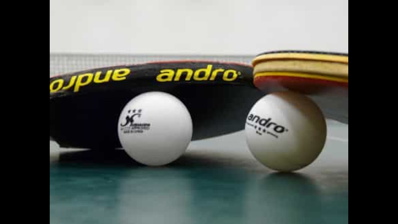 Pai e filho fazem truque com bola de ping pong