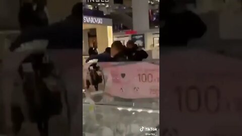 Ukrainian police catch a guy to send him to fight i.n the wat