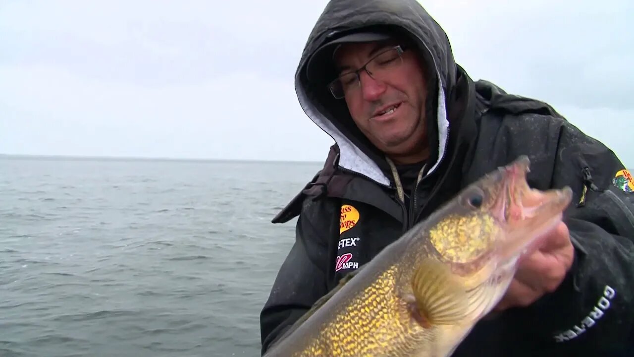 Midwest Outdoors 1518 Walleye on the Bay of Green Bay