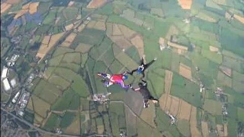 Trois amis inséparables, même lors d'un saut en parachute