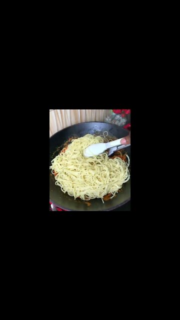 Carrot jollof spaghetti | @velvetyfoodies on IG 🥕🙀 #shorts