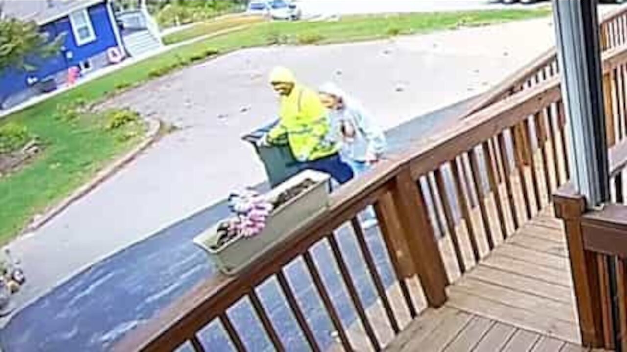 funcionário de recolha de lixo ajuda idosa a chegar a casa