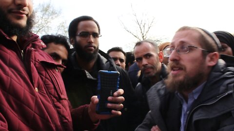 602-Jewish Zionist Exposes Himself to Muslims.