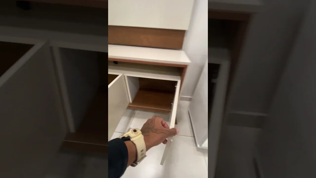 Este incrível Rack com Painel Merlot para TV 65 polegadas é a opção perfeita para complementar o seu