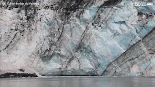 Bloco de gelo desprende-se e assusta turistas em barco