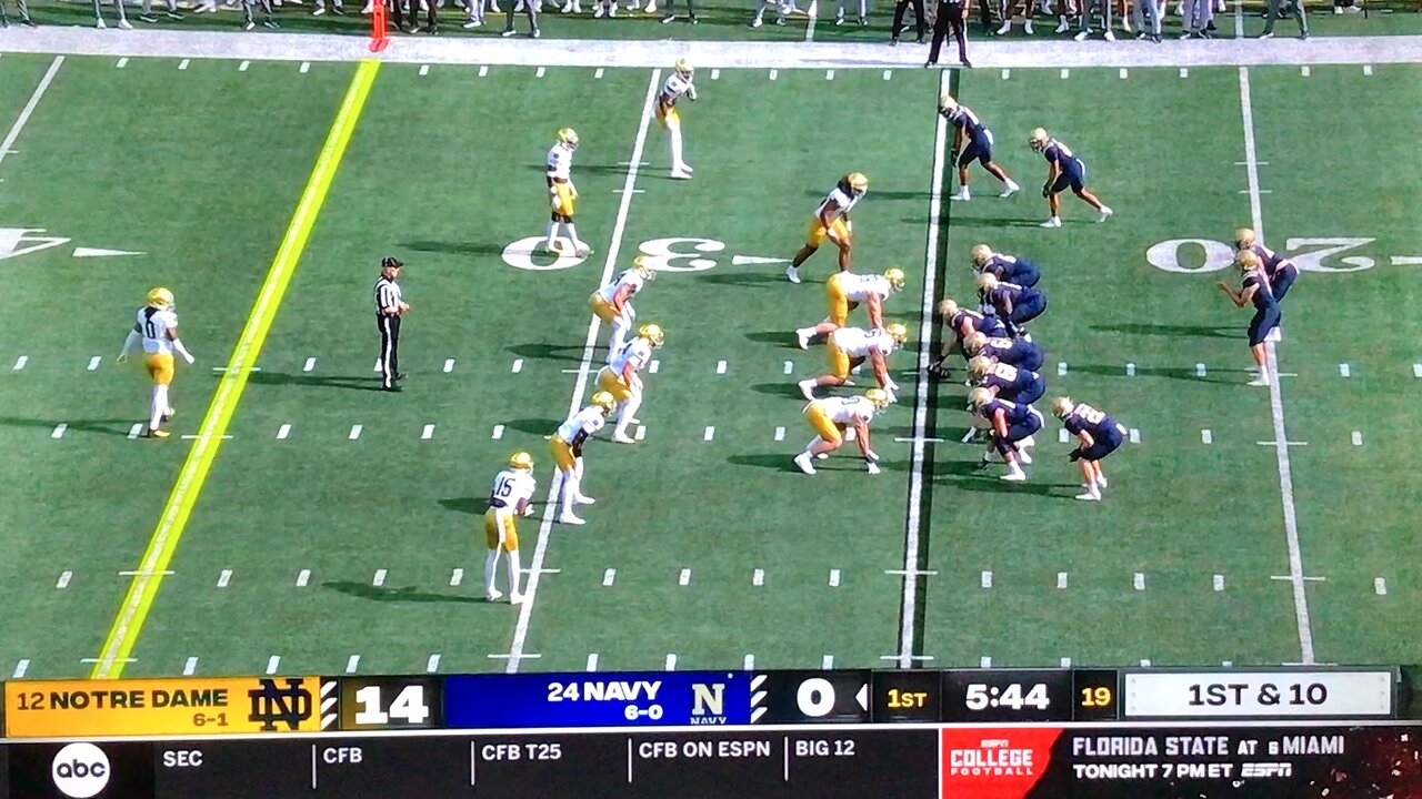 Navy offense pulling off a Jet Sweep, Reverse, With a Flea Flicker 🏈 for 32yds