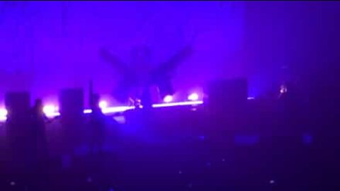 Marilyn Manson esmagado por parte do palco num concerto em NY