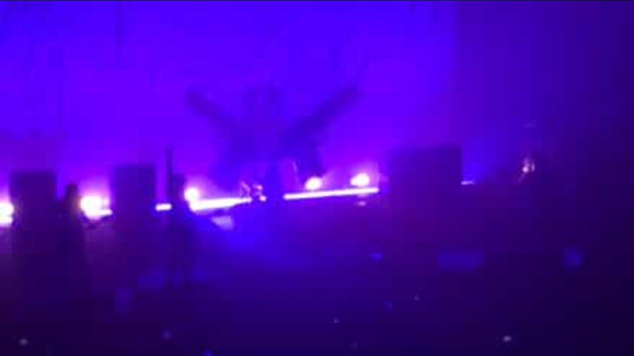 Marilyn Manson esmagado por parte do palco num concerto em NY