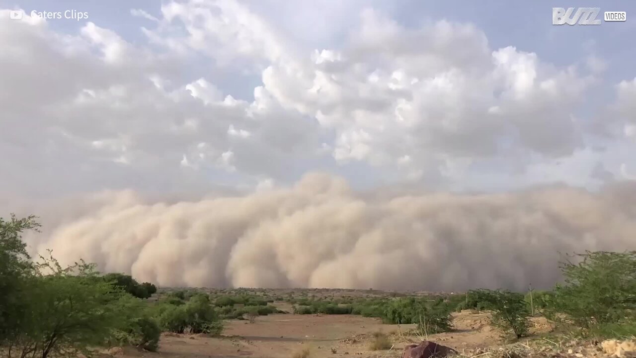 Homem filma gigante tempestade de areia!