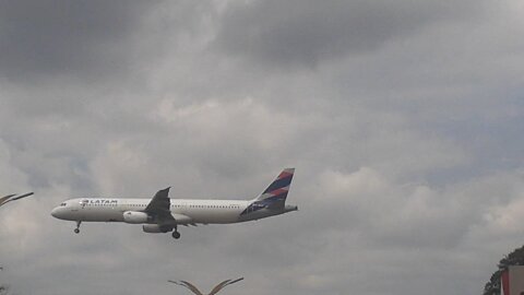 Airbus A321-231 PT-MXF on final approach to landing in Manaus coming from Brasília