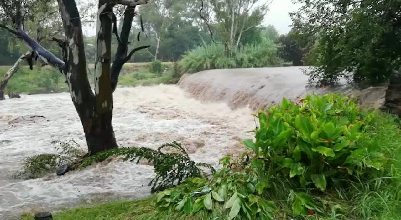 Rain causes flash flooding in Johannesburg (Eze)