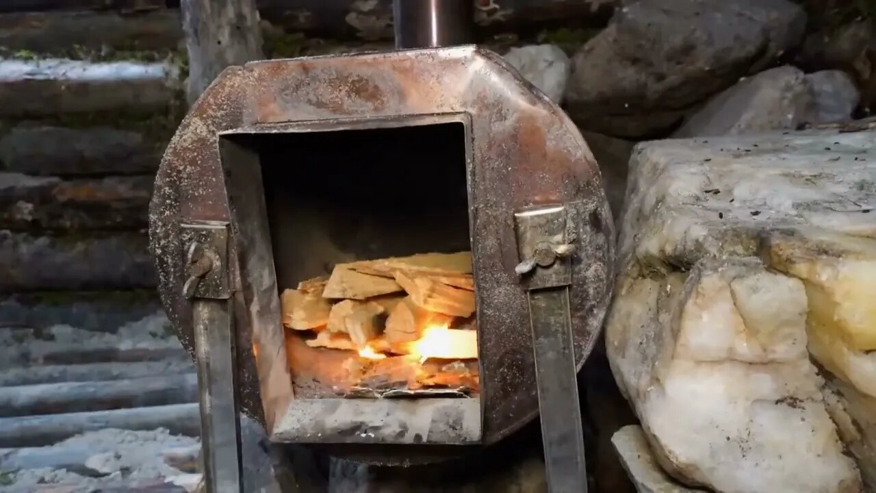 hiding in a huge dugout during a snow storm, spending the night in bushcraft shelter * 8