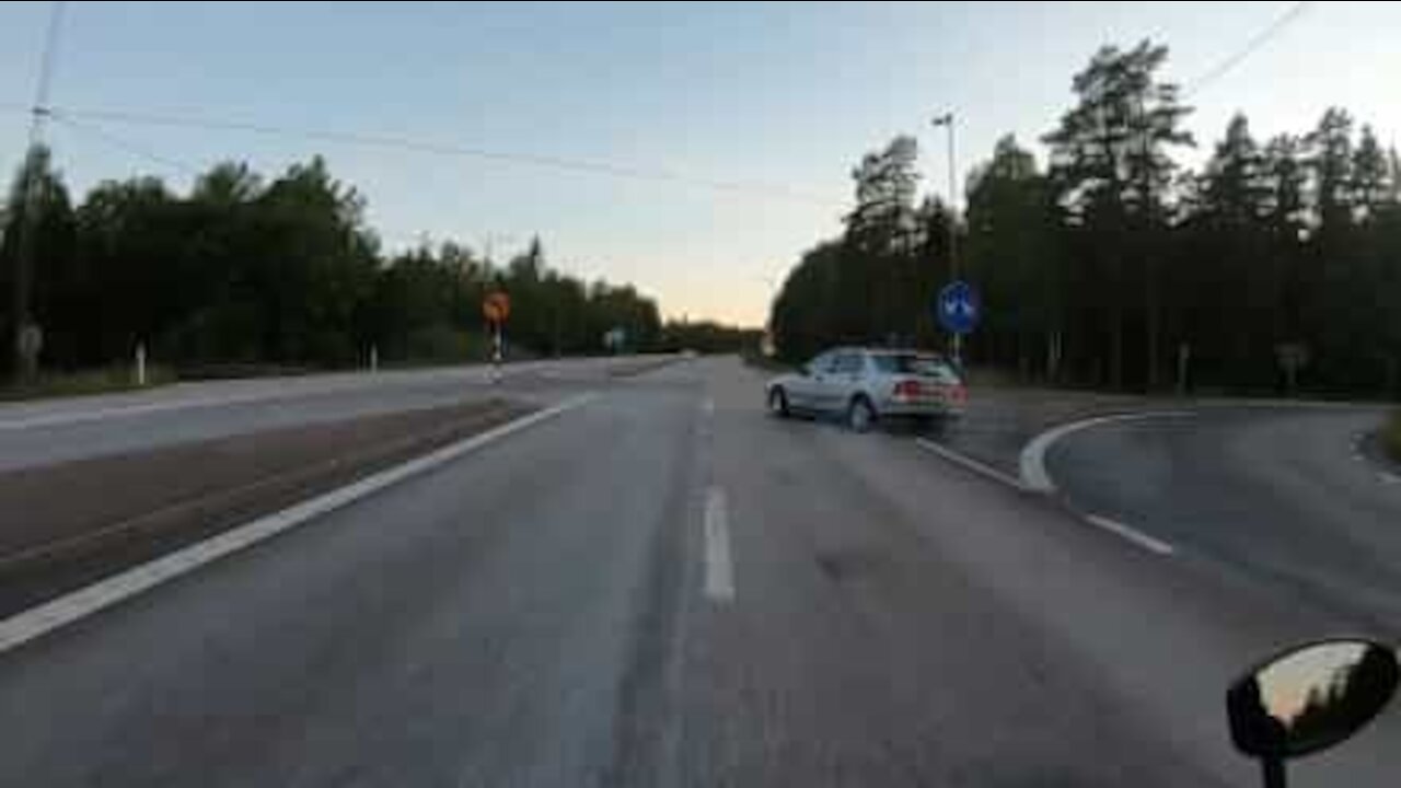 Motociclista apenas por milímetros evita forte colisão