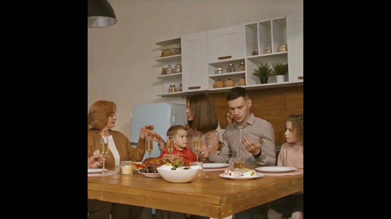 Thanksgiving 2022 | Family Praying #thanksgiving2022 #shorts #short #food #eating 55 Seconds #1