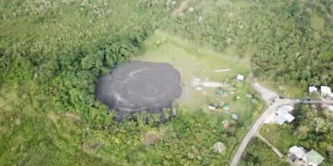 Éruption de boue aux Caraïbes, des images spectaculaires