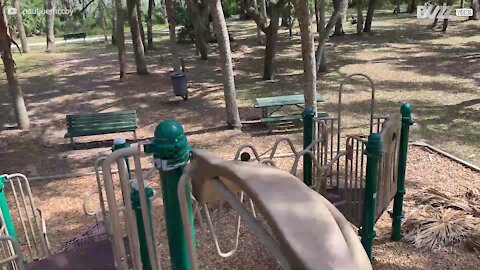 Menino azarado cai enquanto limpa parque infantil nos EUA