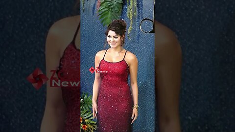 Urvashi Rautela gives a flying kiss to paps at Randeep Hooda & Lin Laishram's reception 💃🔥